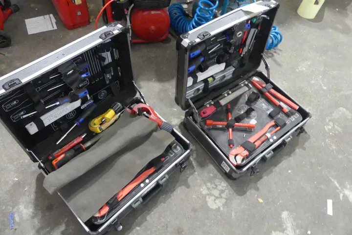 2x Werkzeugkoffer mit Inhalt